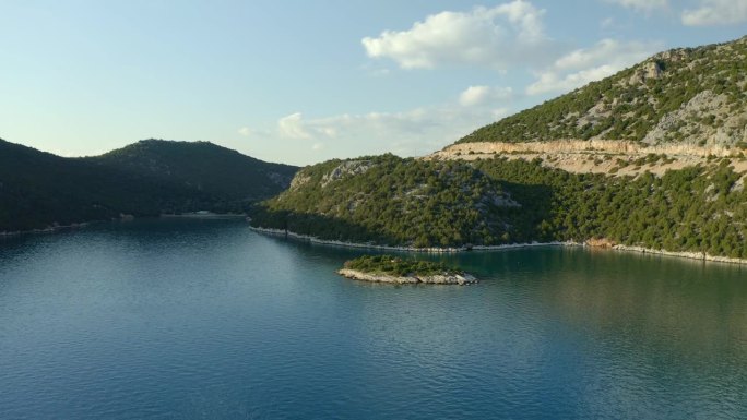 希腊马拉西亚野生海滩的无人机鸟瞰图