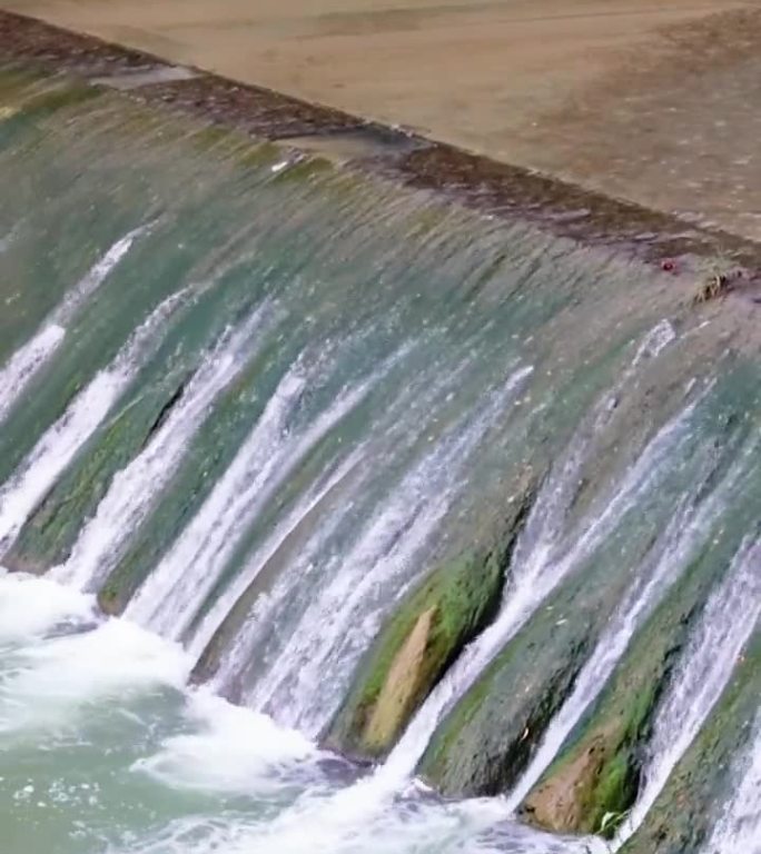 瀑布般的水流沿着卡皮卡亚峡谷的人工水坝倾泻而下。在大坝上强有力地展示了落水。在Kapikaya，落水