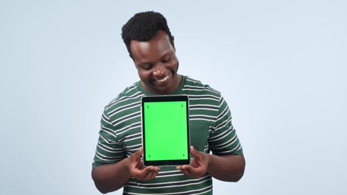 脸，男人和绿色屏幕空间的平板电脑上的广告报名提供在蓝色背景。快乐的非洲模式，肖像和跟踪标记的数字营销
