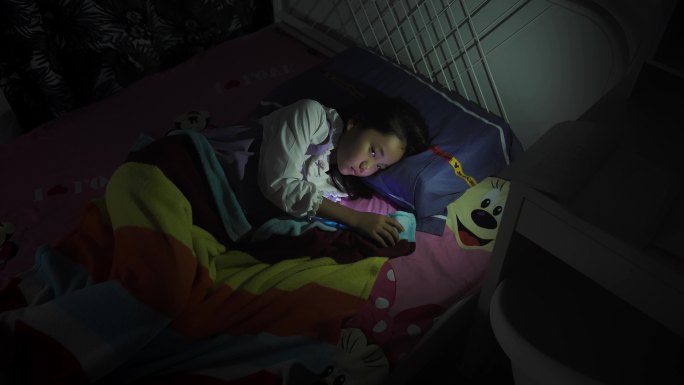 【4k】小女孩在床上玩手机