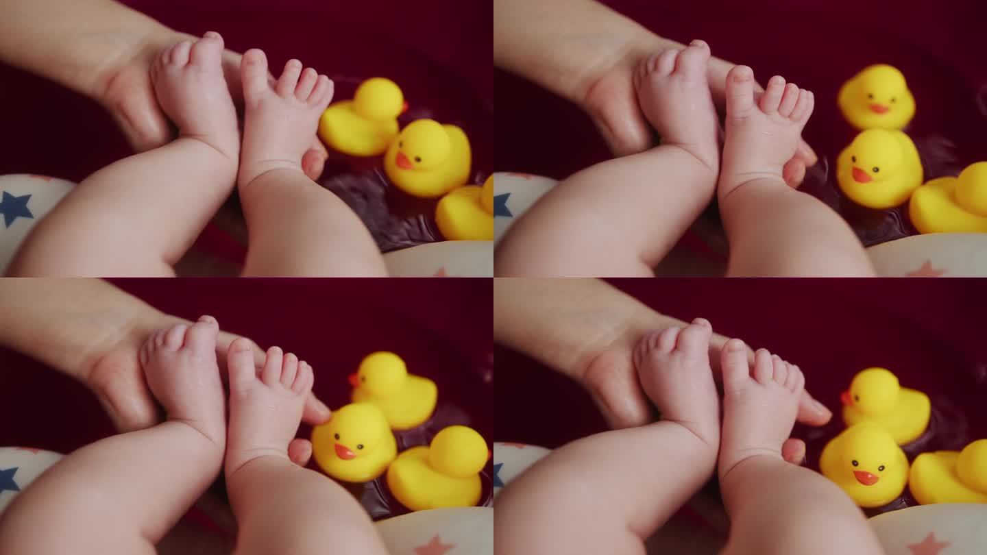 新生儿的脚在母亲的手中，特写。妈妈给宝宝洗脚