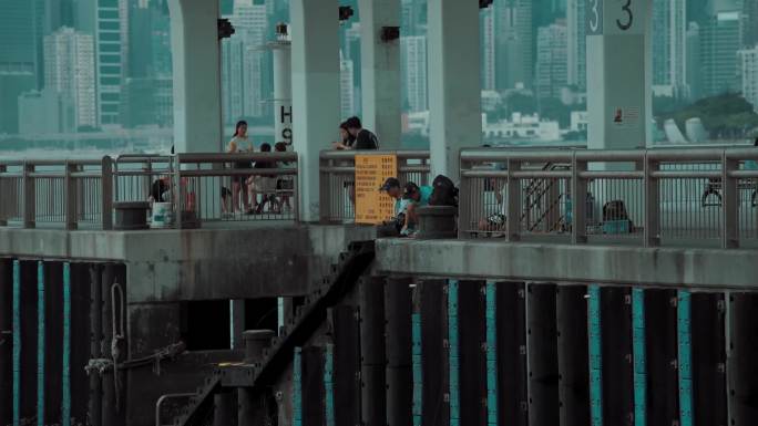 香港中环街头渡轮巴士青橙色调