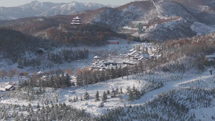 航拍威海市环翠区华夏城景区夏园冬季雪景