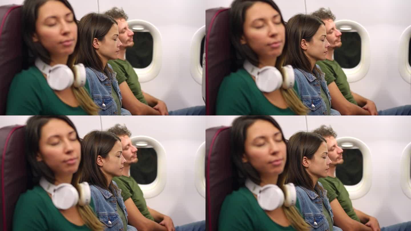 乘客在夜间航班上睡觉