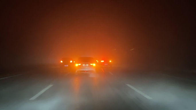 大雾天行车开车