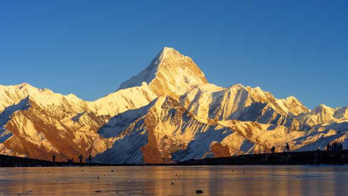 贡嘎雪山冷嘎错日照金山