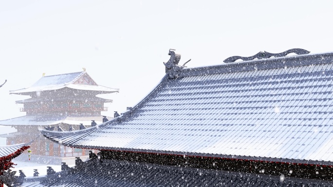 冬天古城屋檐下雪