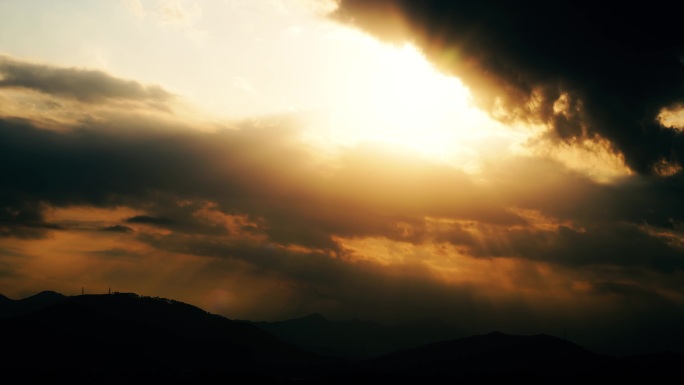 阳光穿透乌云照射山峰丁达尔光延时耶稣光