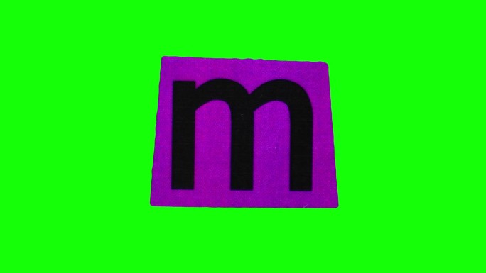 小字母m在紫色的小皱和打开纸在停止运动