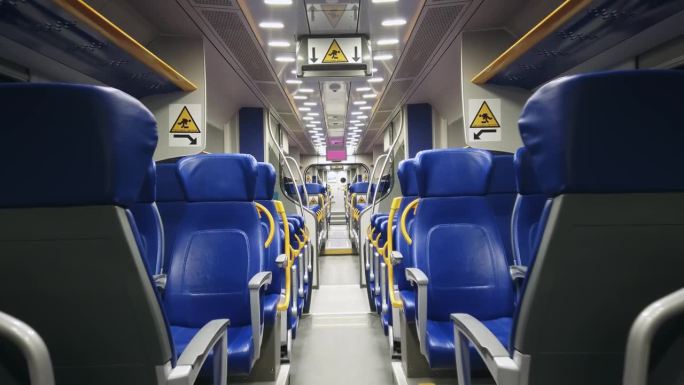 一名游客乘坐一辆空荡荡的现代高速列车，在夜间从罗马菲乌米奇诺机场开往特米尼火车站