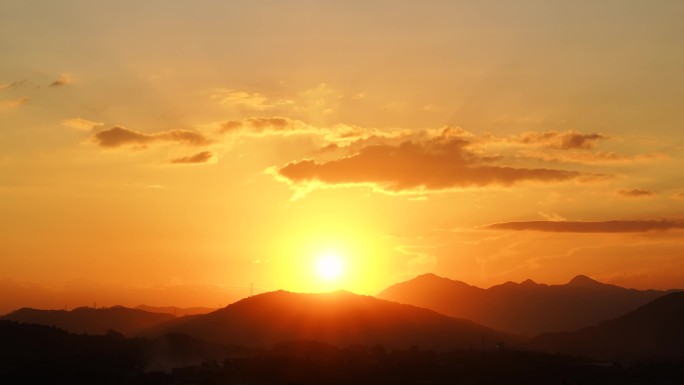 山峰日出延时太阳升起远山群山温暖阳光风景