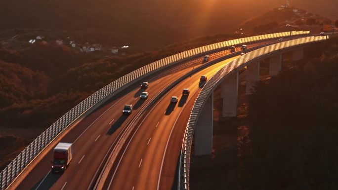 无人机拍摄的机动车辆行驶在最长和最高的高架桥在日落斯洛文尼亚