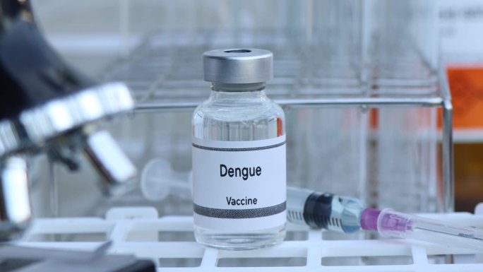 登革热疫苗装在小瓶中，免疫和治疗感染
