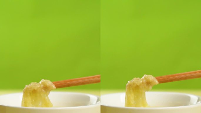 筷子捞起小米粥的奶皮