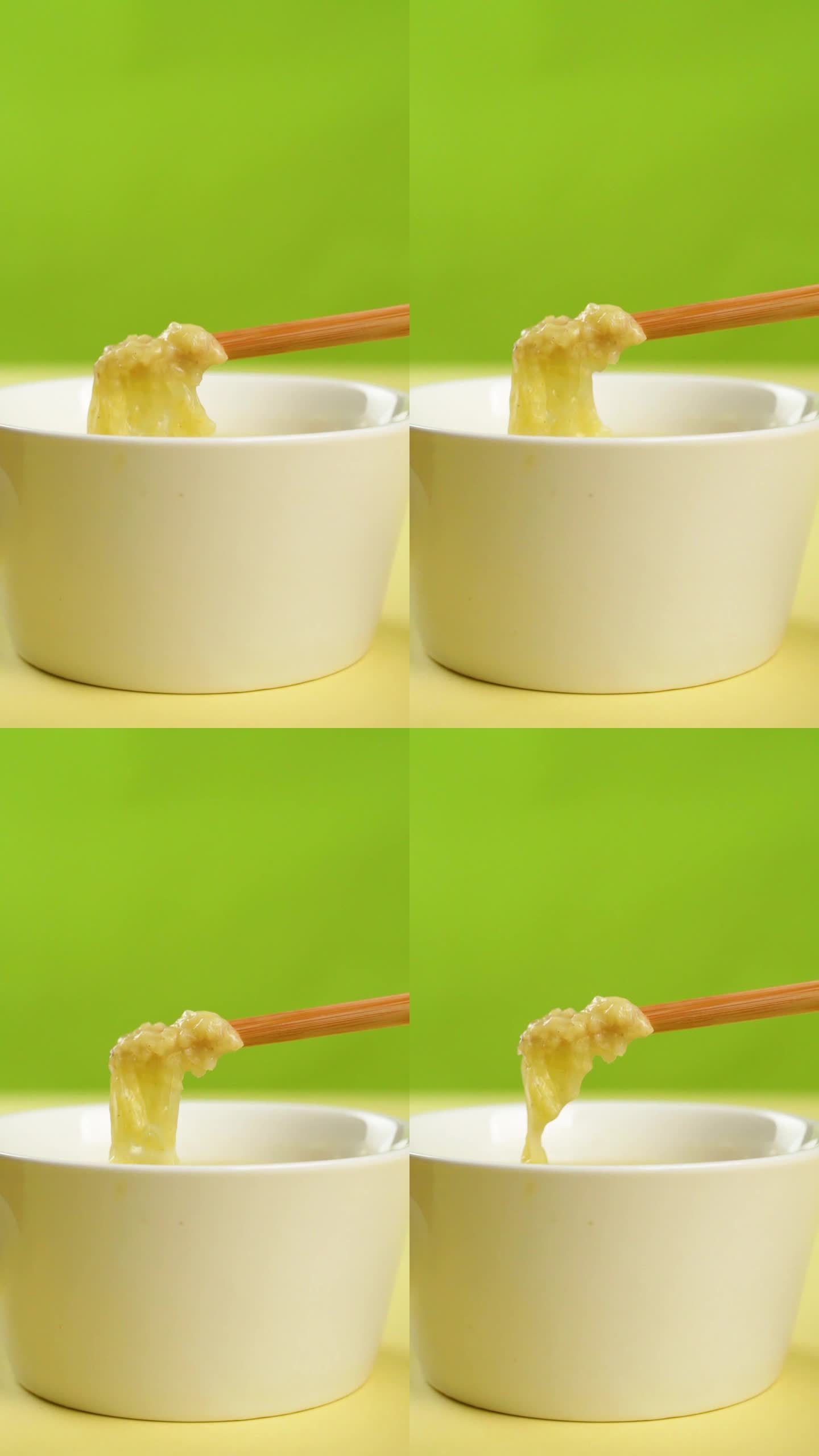 筷子捞起小米粥的奶皮