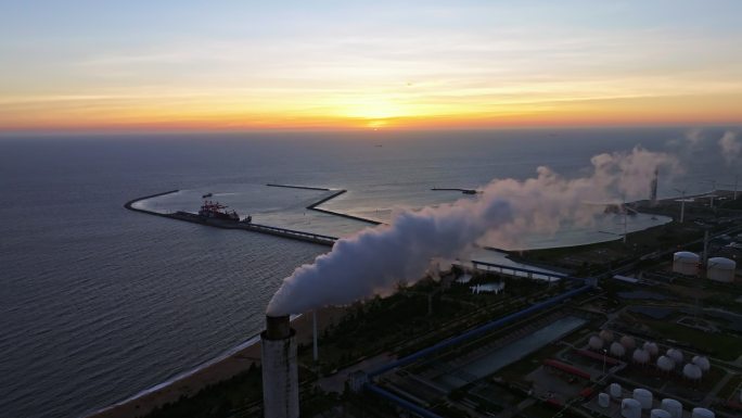 海南东方落日下的海边工厂