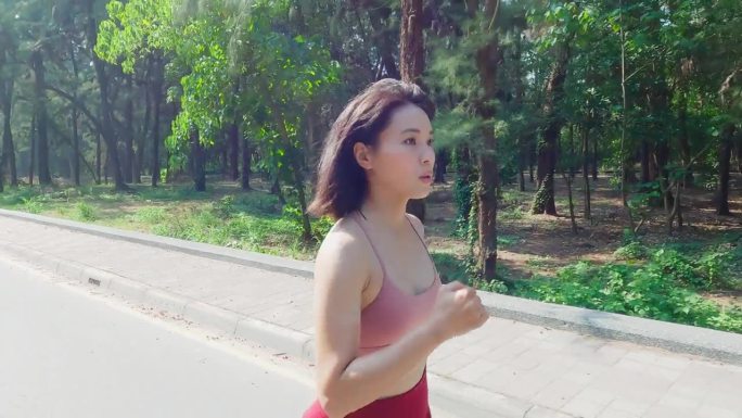 跑马拉松的亚洲女子