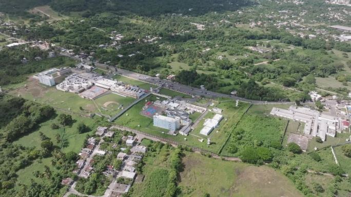 无人机在加勒比海一处关押重刑犯的大型监狱附近飞行