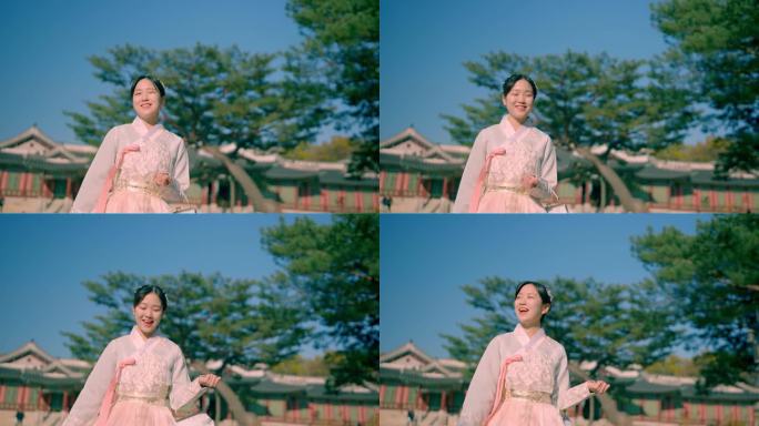 在昌德宫，身着韩服的优雅微笑，展现了韩国文化的美