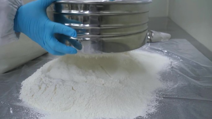 烘焙过程:将筛过的面粉与打好的鸡蛋和糖混合。
