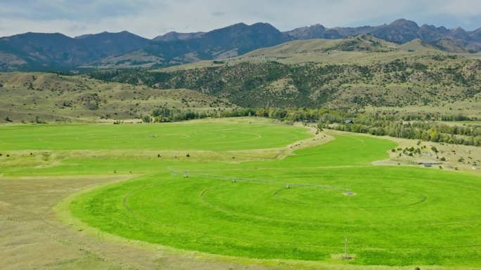 蒙大拿州农场的灌溉轮-天线