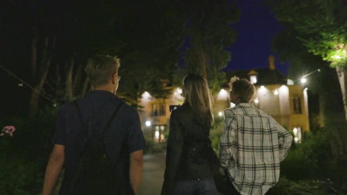 青少年在夜晚漫步在美丽的科茨沃尔德村