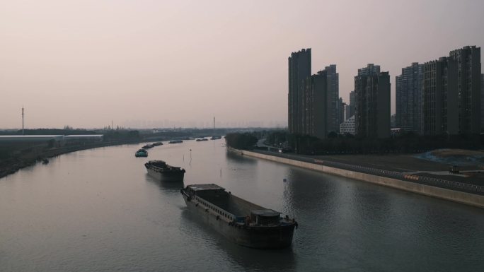 上海青浦吴淞江段船运繁忙