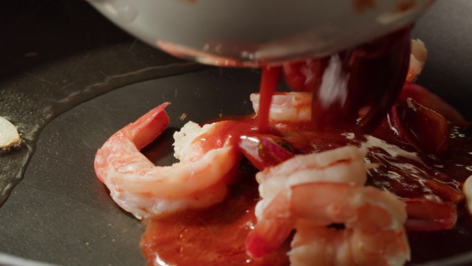 虾与红辣椒，大蒜酸橙汁和西红柿在锅里憔悴。传统的亚洲墨西哥泰国菜。高品质的工作室拍摄微距特写。做意大