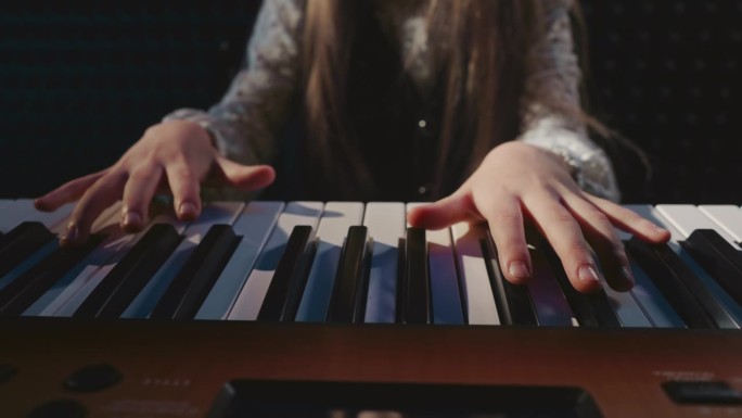 学生在音乐学院演奏钢琴