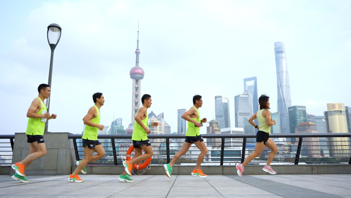 上海外滩跑步的运动员