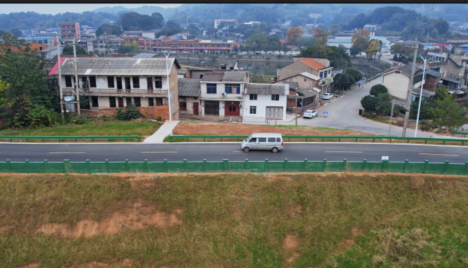 航拍汽车行驶 沿江公路面包车穿行