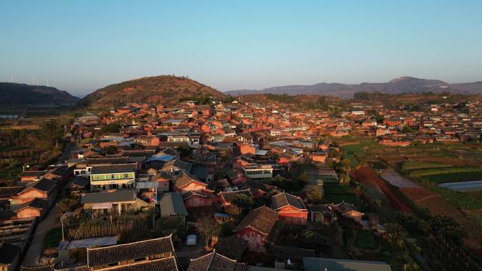 红色村庄小镇夕阳风景航拍4K