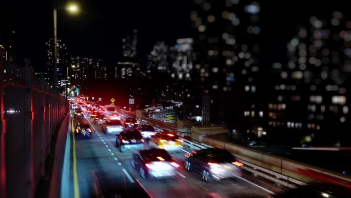 布鲁克林大桥夜间交通情况。一场迷人的灯光和动作交响乐，捕捉了纽约城市生活的活力脉搏。