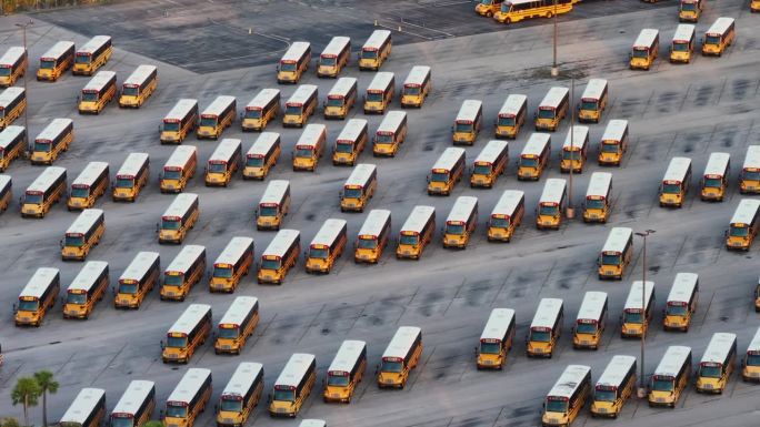 鸟瞰图，许多校车停在县停车场在美国。美国教育体系