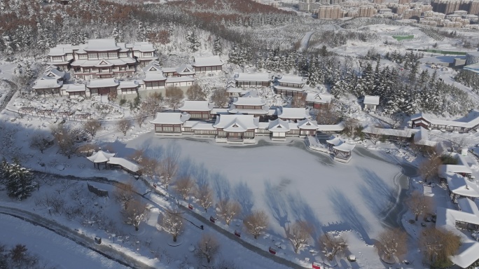 航拍威海市环翠区华夏城景区夏园冬季雪景