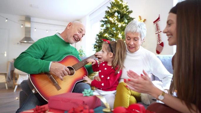 多代高加索家庭演奏和唱圣诞歌曲