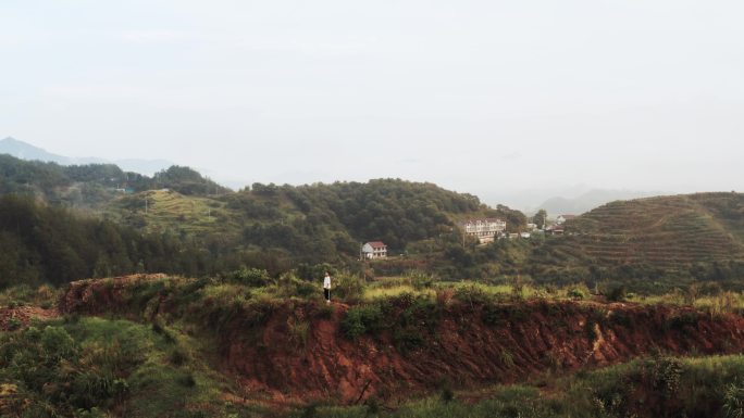 孩子在大山中呐喊航拍