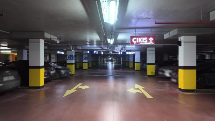现代化的地下停车场。商场停车场。