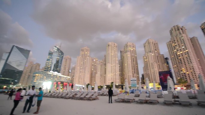 2016年12月5日，阿联酋迪拜:游客在迪拜码头享受日落的海滩