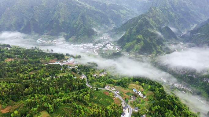 航拍山区晨雾村庄4K