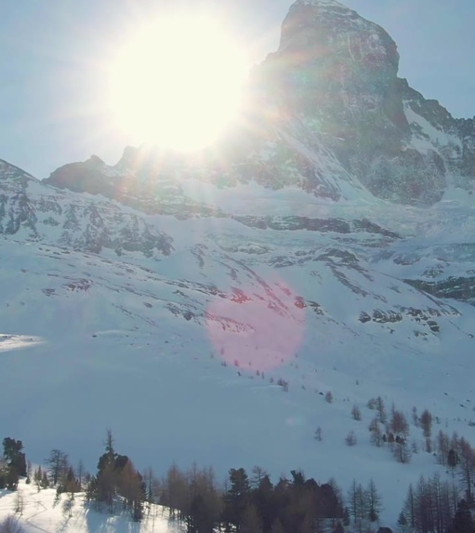 马特洪峰和冬天的太阳。北墙。瑞士阿尔卑斯山。瑞士。鸟瞰图。垂直视频