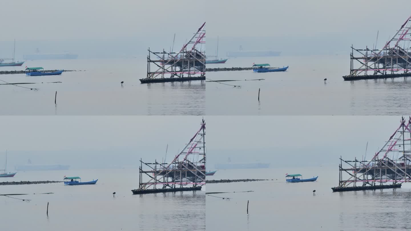 白天，一艘小船驶过停靠在南榜渔村港口周围的渔网和渔船