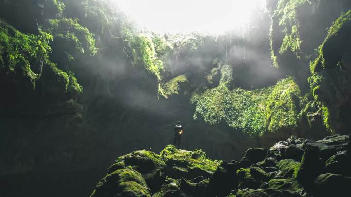 天坑溶洞一个人航拍孤独风景旅游神秘桂林