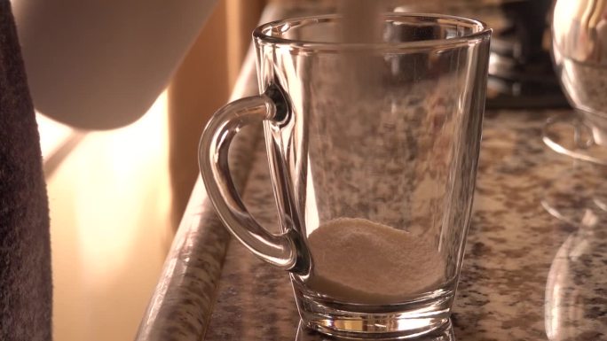 用干植物奶精制作速溶咖啡，用透明的玻璃杯热饮