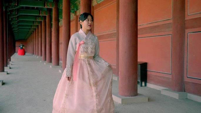 在昌德宫，身着韩服的优雅微笑，展现了韩国文化的美