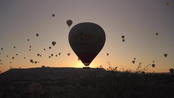 在日出的背景下乘坐热气球