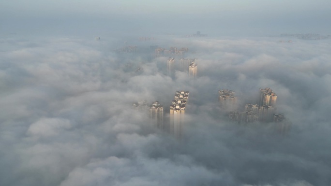 4K航拍云雾下的城市