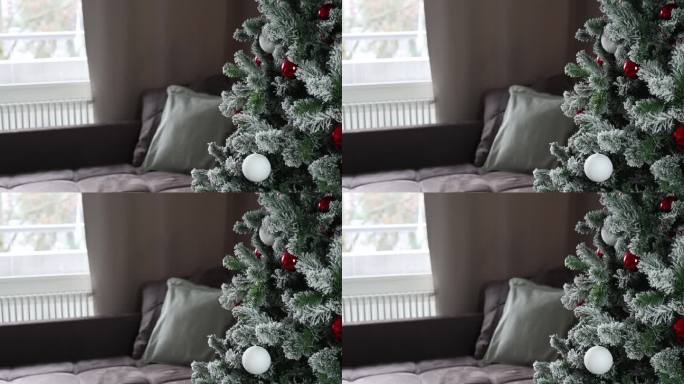 客厅里的圣诞树和灰色沙发，特写细节