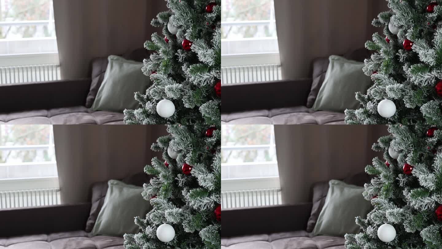客厅里的圣诞树和灰色沙发，特写细节