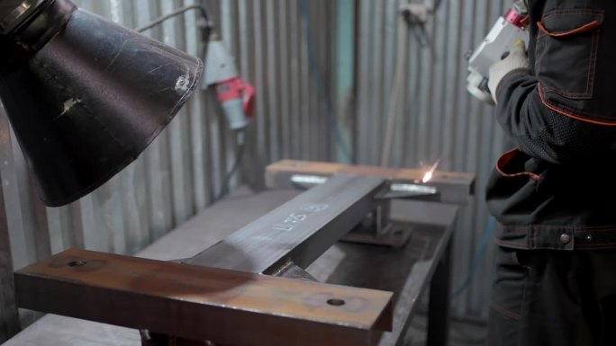 现代金属加工激光技术。金属加工。数控切削动力对金属热气体的作用，在计算机程序中制作工业细节。切割金属
